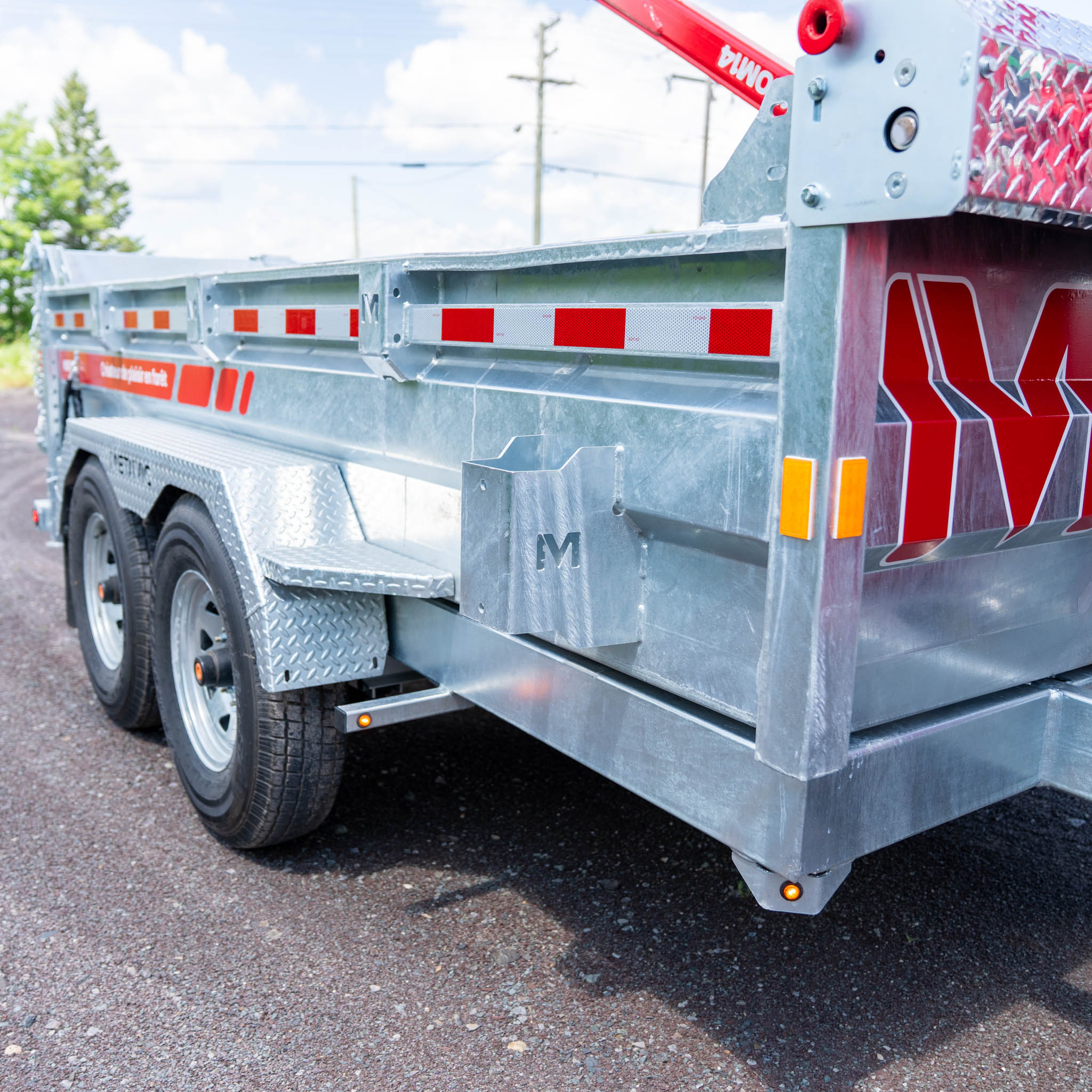 WD612 dump trailer equipped with a log loader - Image 3