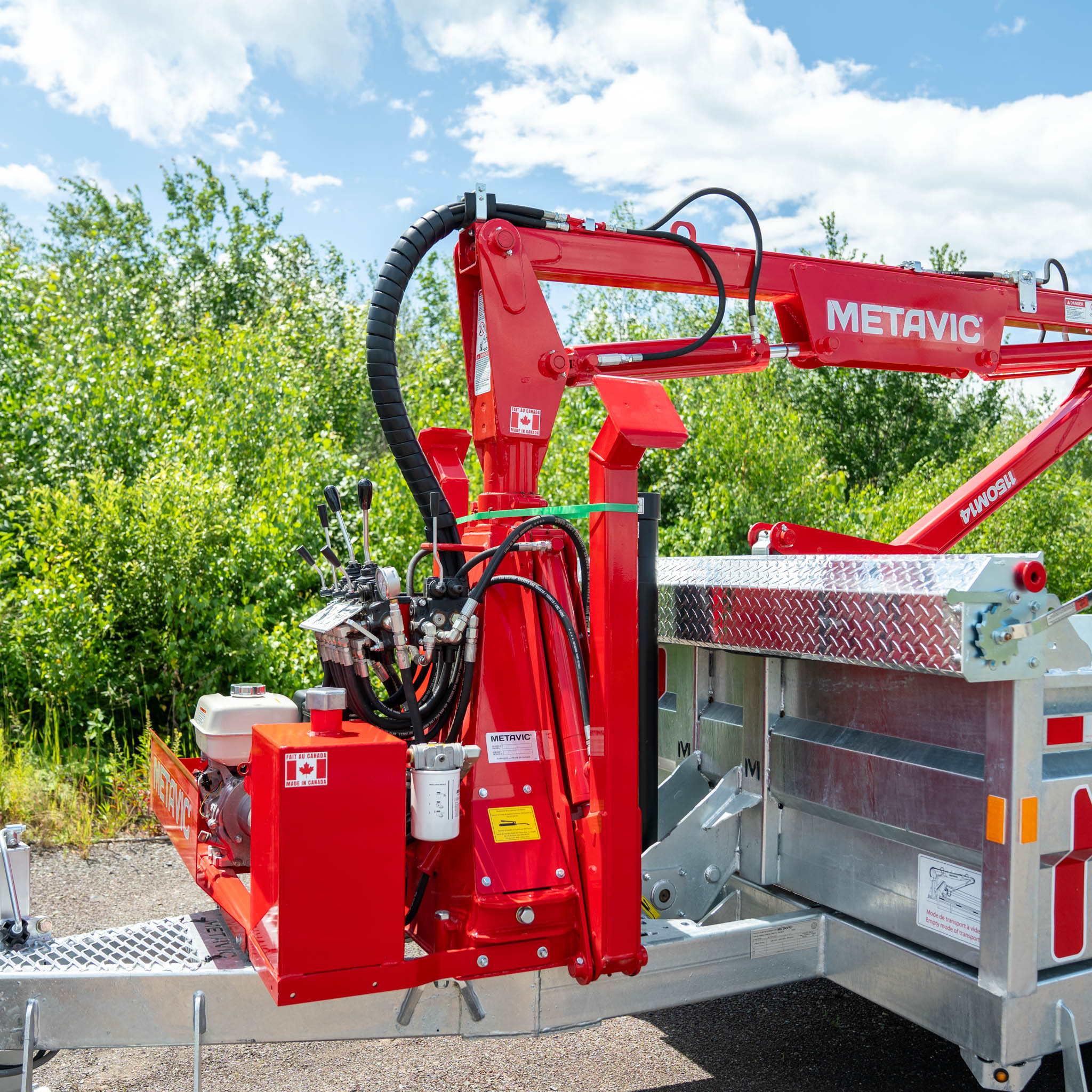 WD612 dump trailer equipped with a log loader - Image 5