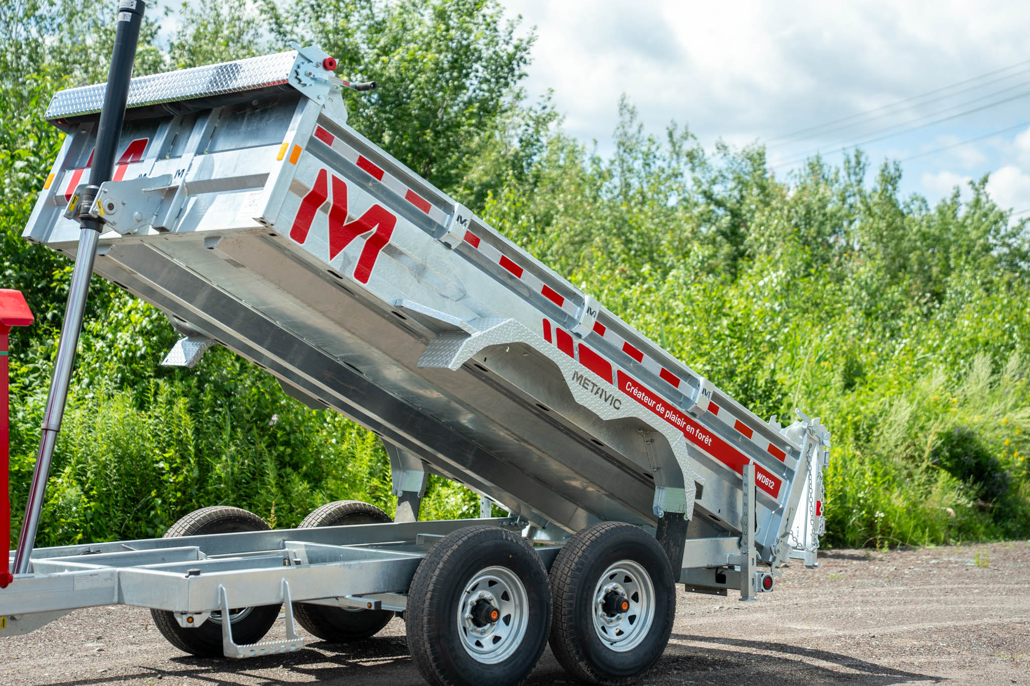 WD612 dump trailer equipped with a log loader - Image 2